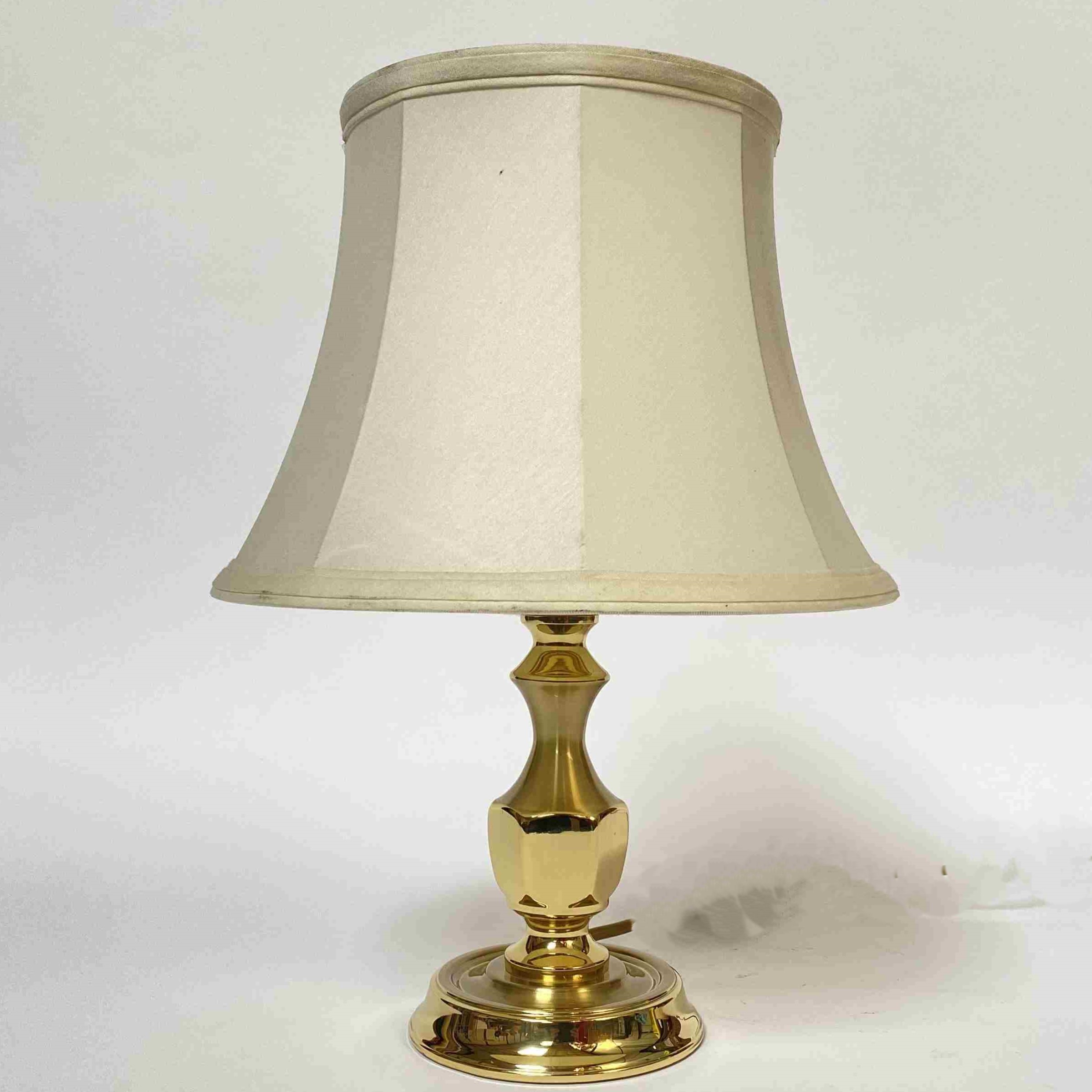 Tafellamp met gouden voet en witte kap (4.2.15)