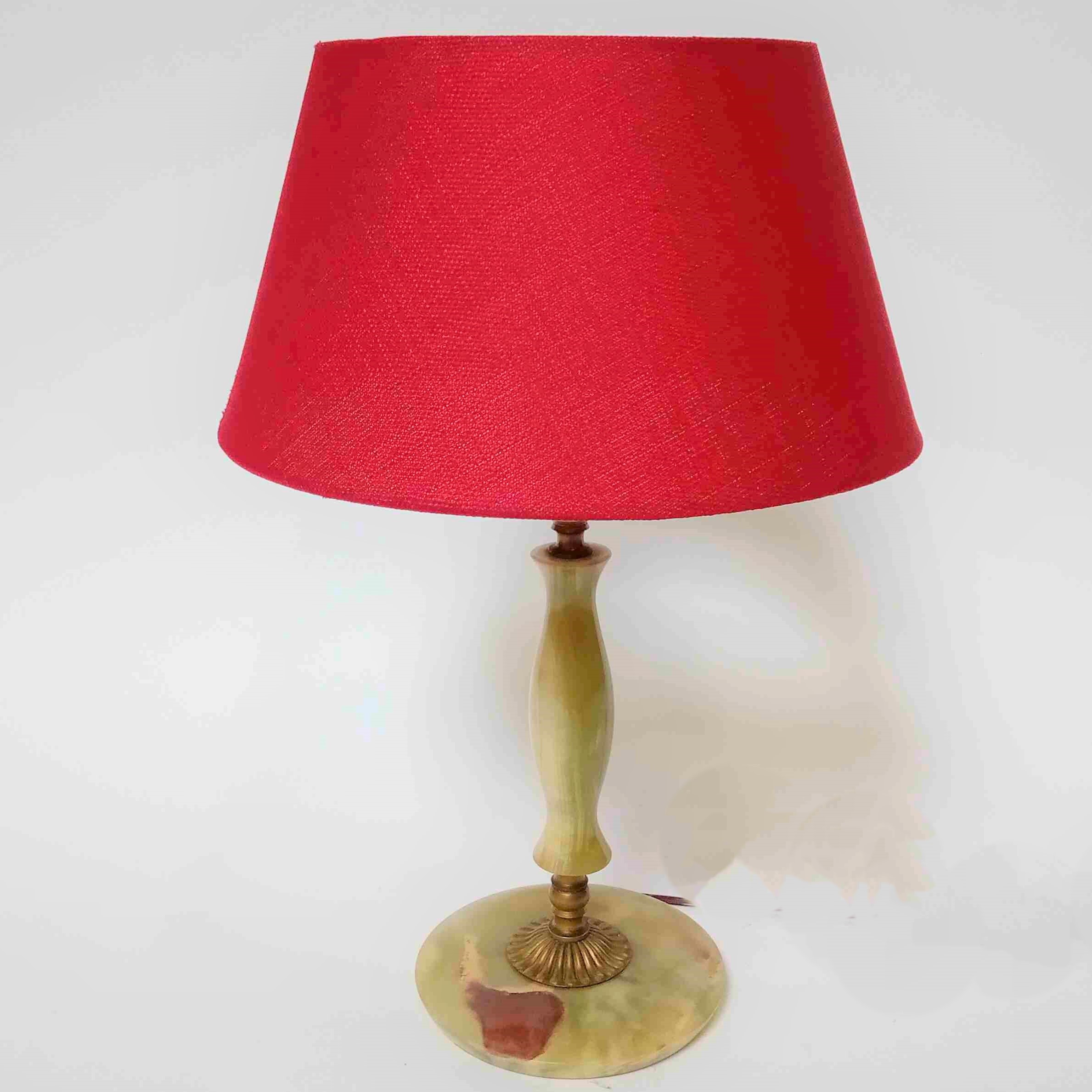 Tafellamp met geel marmeren voet en rode kap (4.2.17)